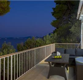 4 bedroom villa with pool by the sea, near Corfu town, sleeps 8